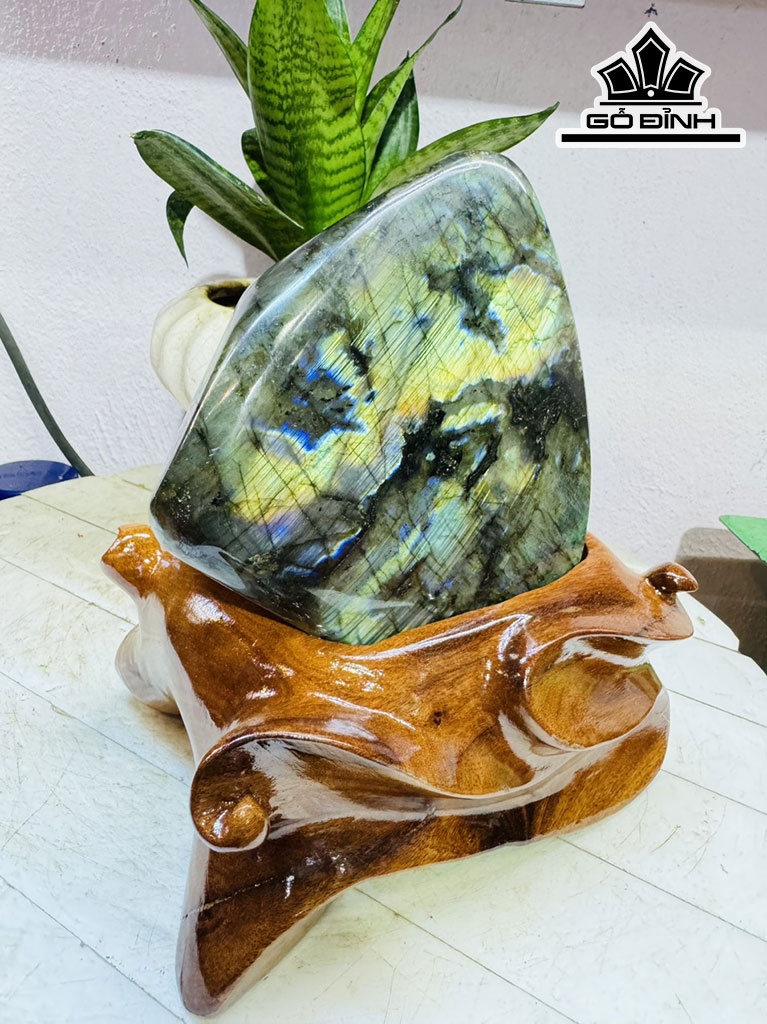 Tác Phẩm Đá Xà Cừ (Labradorite) Cao 20 Ngang 15 (cm) 3kg