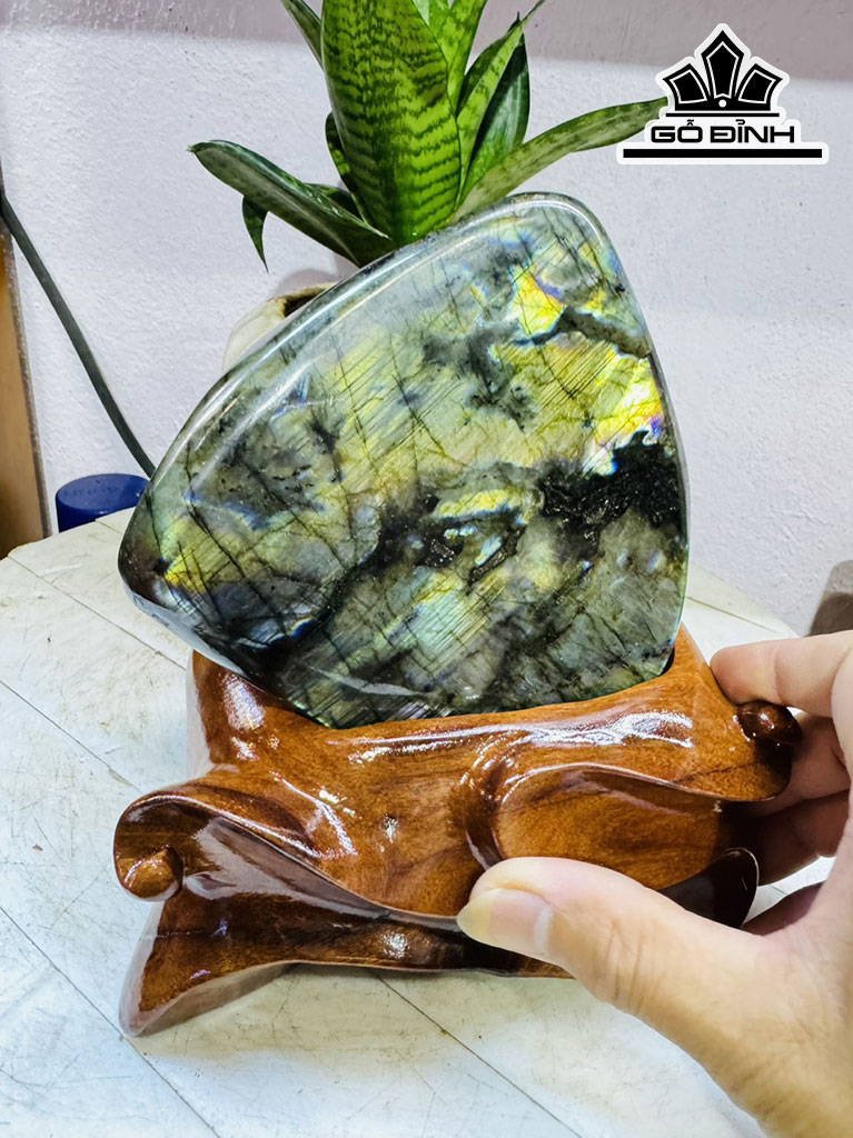 Tác Phẩm Đá Xà Cừ (Labradorite) Cao 20 Ngang 15 (cm) 3kg