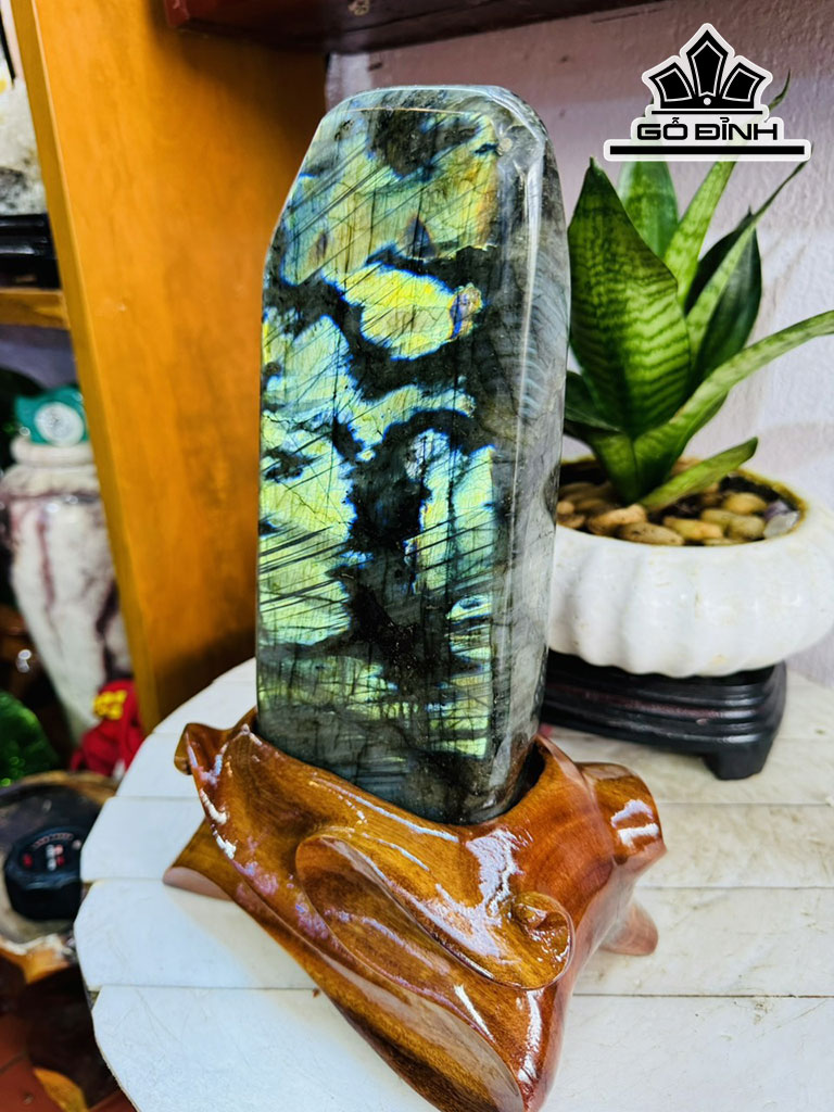Tác Phẩm Đá Xà Cừ (Labradorite) Cao 29 Ngang 10 (cm) 3,5kg