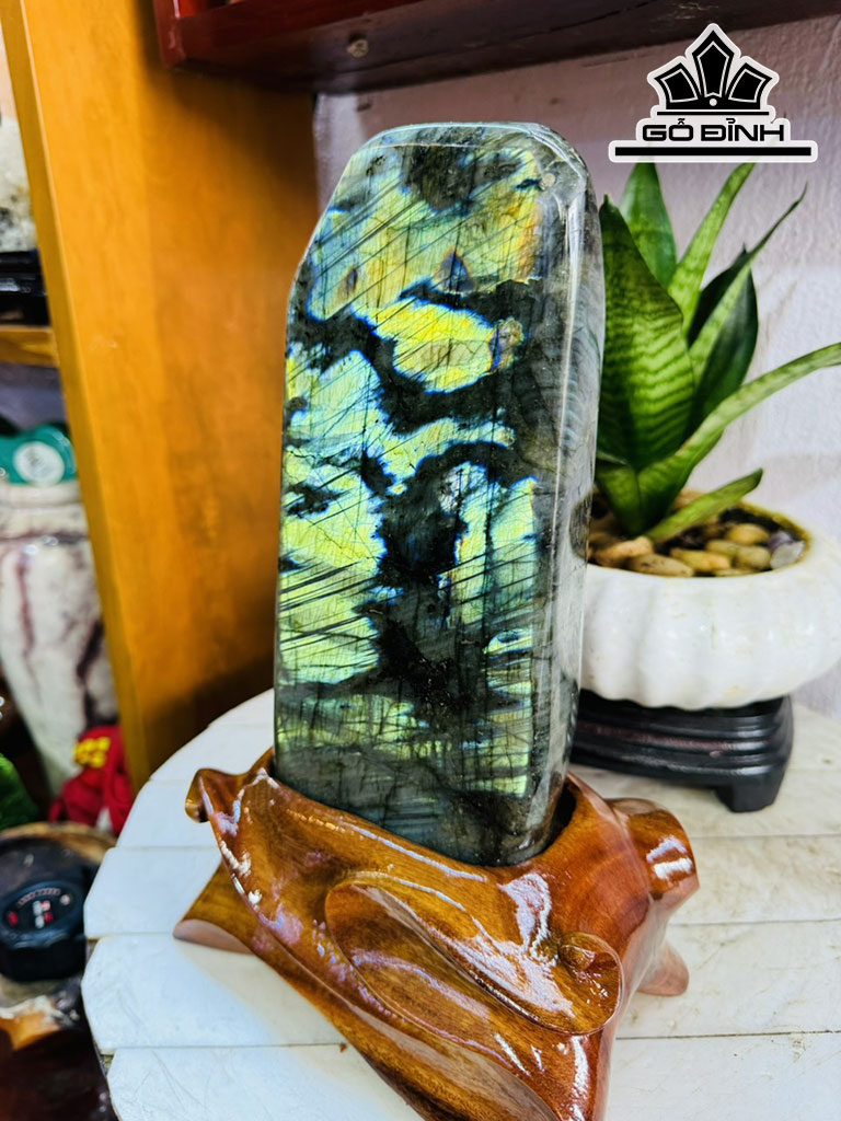 Tác Phẩm Đá Xà Cừ (Labradorite) Cao 29 Ngang 10 (cm) 3,5kg