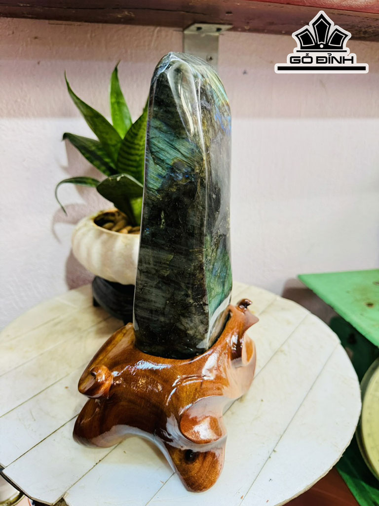 Tác Phẩm Đá Xà Cừ (Labradorite) Cao 29 Ngang 10 (cm) 3,5kg
