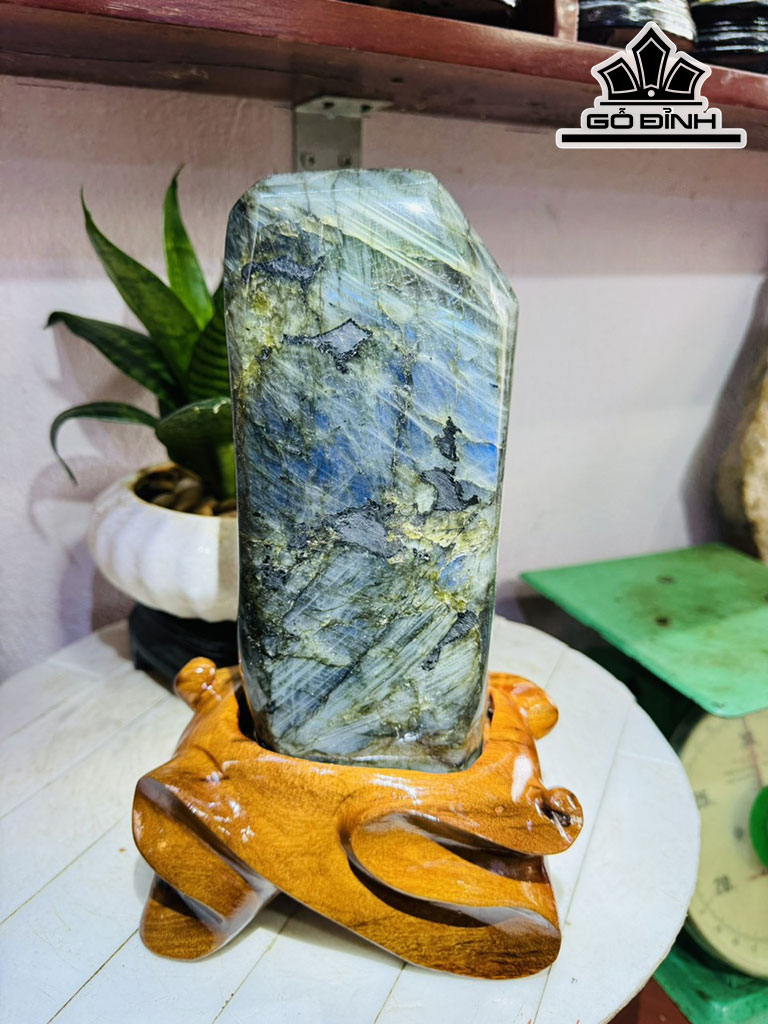 Tác Phẩm Đá Xà Cừ (Labradorite) Cao 29 Ngang 10 (cm) 3,5kg