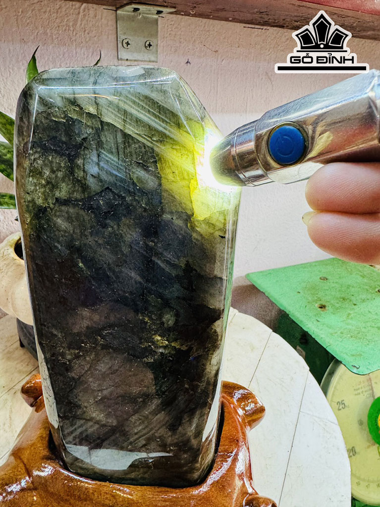 Tác Phẩm Đá Xà Cừ (Labradorite) Cao 29 Ngang 10 (cm) 3,5kg