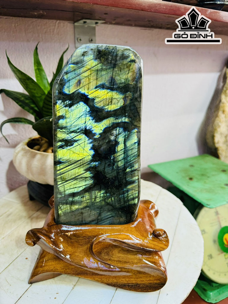 Tác Phẩm Đá Xà Cừ (Labradorite) Cao 29 Ngang 10 (cm) 3,5kg