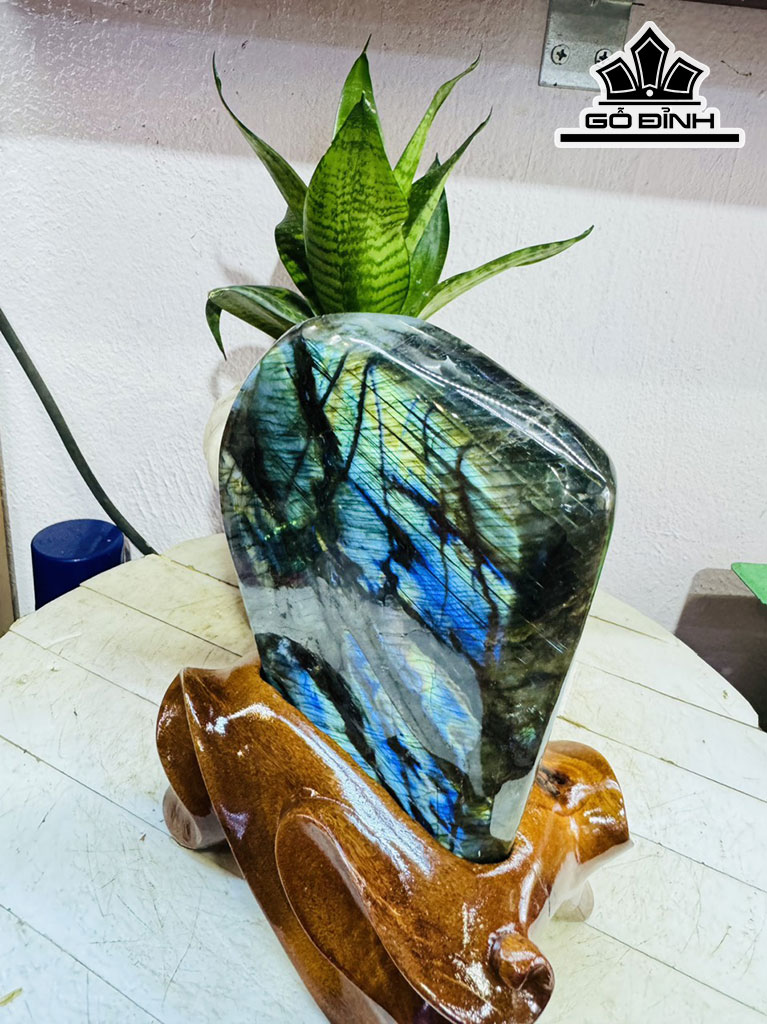 Tác Phẩm Hắc Nguyệt Quang Đá Xà Cừ (Labradorite) Cao 20 Ngang 14 (cm) 2,8kg