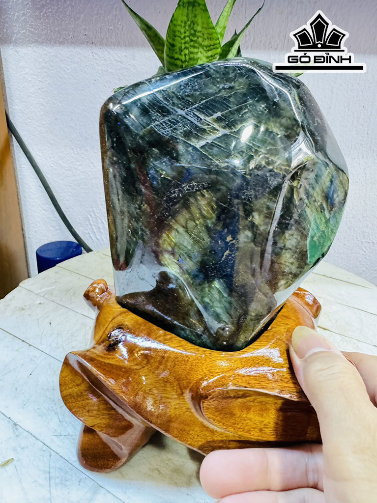 Tác Phẩm Hắc Nguyệt Quang Đá Xà Cừ (Labradorite) Cao 20 Ngang 14 (cm) 2,8kg