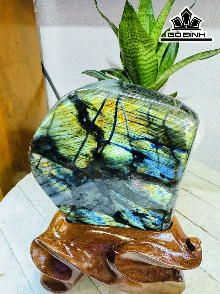 Tác Phẩm Hắc Nguyệt Quang Đá Xà Cừ (Labradorite) Cao 20 Ngang 14 (cm) 2,8kg
