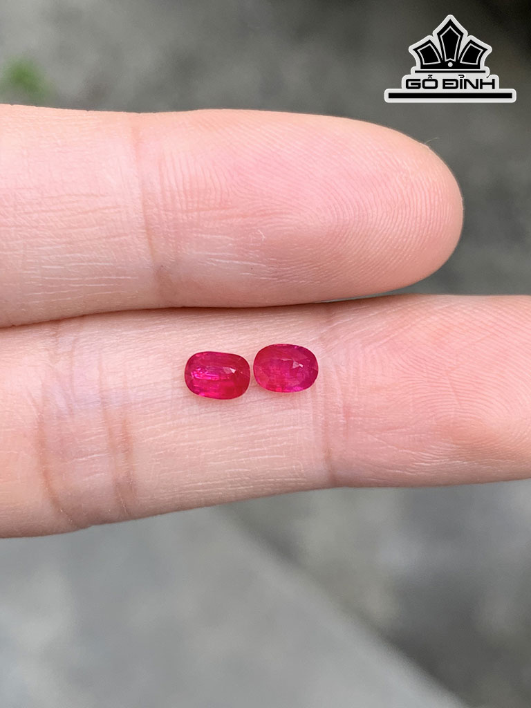 Cặp Đá Ruby Đỏ Cao 4,5 Ngang 3,3 Sâu 2,2 (mm) 0,76cts