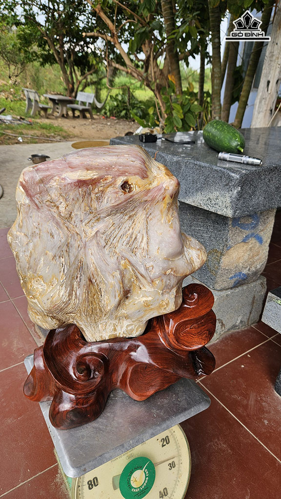 Tác Phẩm Gỗ Hóa Ngọc Cao 52 Ngang 35 (cm) 28kg