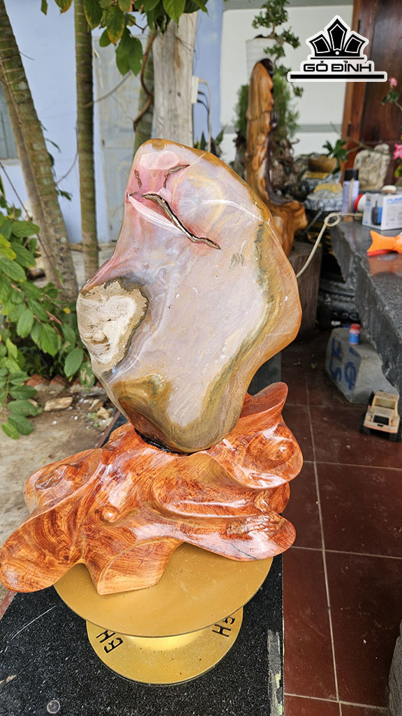 Tác Phẩm Đá Mã Não Hồng Cam Cao 49 Ngang 23 (cm) 11kg