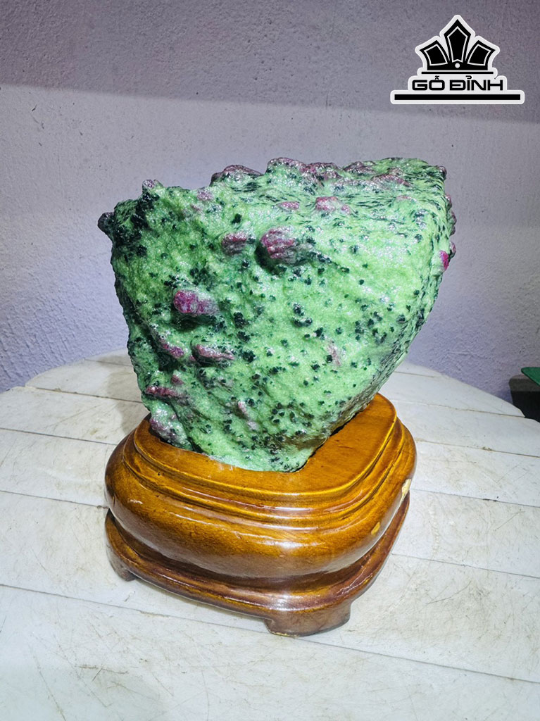 Tác Phẩm Đá Ruby Cao 17 Ngang 23 (cm) 3,6kg