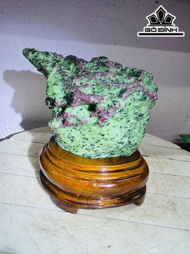 Tác Phẩm Đá Ruby Cao 17 Ngang 23 (cm) 3,6kg