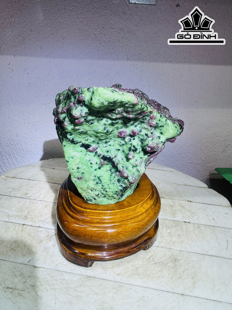 Tác Phẩm Đá Ruby Cao 17 Ngang 23 (cm) 3,6kg