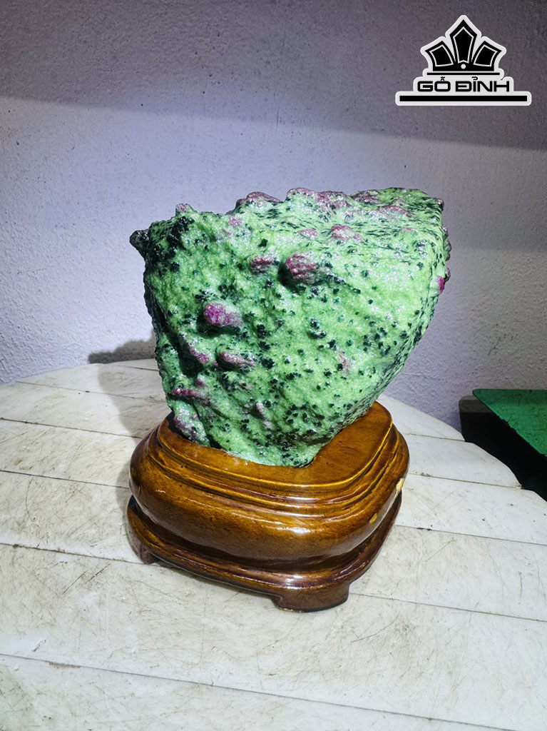 Tác Phẩm Đá Ruby Cao 17 Ngang 23 (cm) 3,6kg