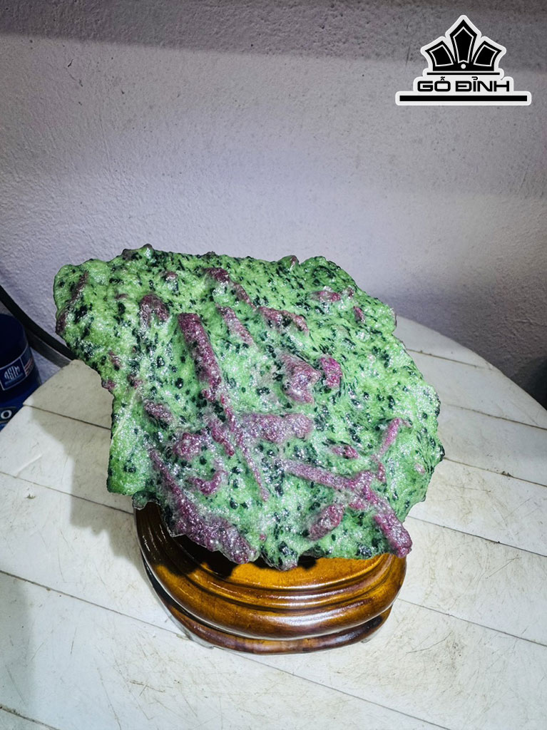 Tác Phẩm Đá Ruby Cao 17 Ngang 23 (cm) 3,6kg