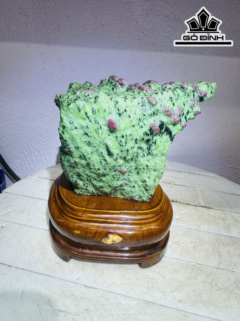 Tác Phẩm Đá Ruby Cao 17 Ngang 23 (cm) 3,6kg