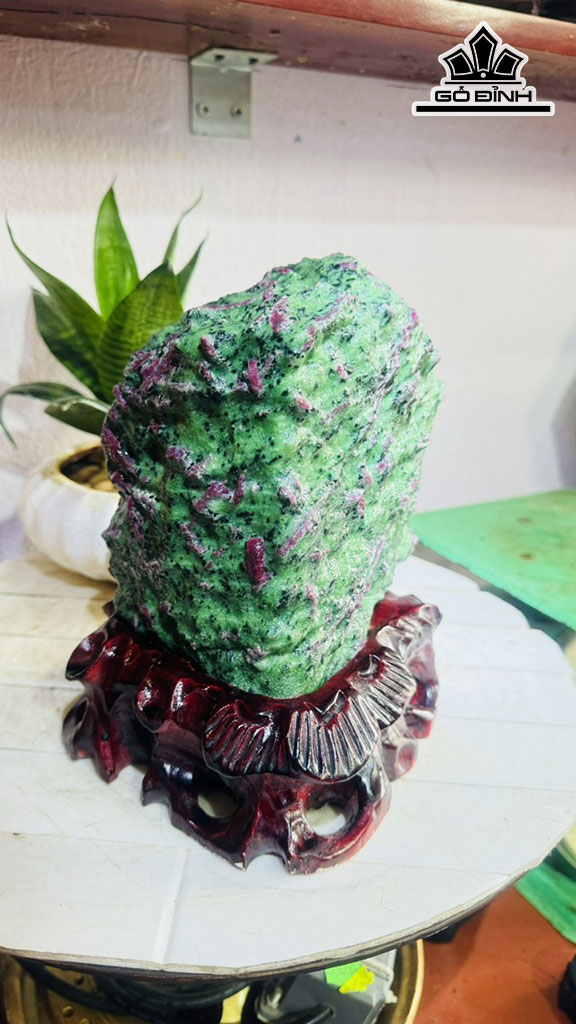 Tác Phẩm Đá Ruby Cao 22 Ngang 15 (cm) 6,2kg