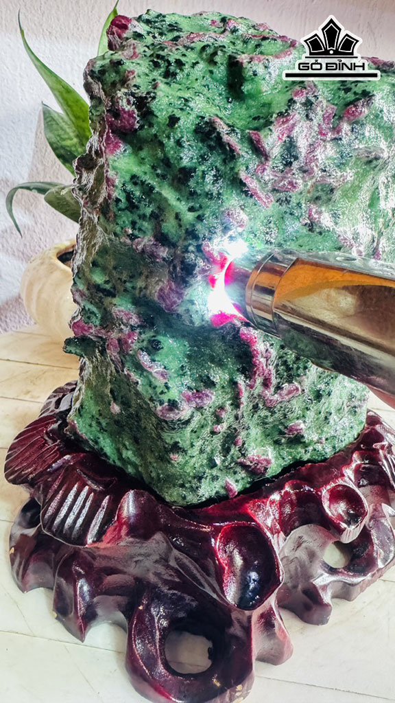 Tác Phẩm Đá Ruby Cao 22 Ngang 15 (cm) 6,2kg