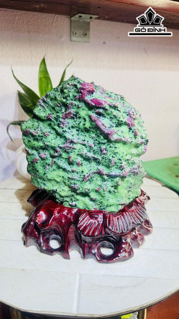 Tác Phẩm Đá Ruby Cao 22 Ngang 15 (cm) 6,2kg