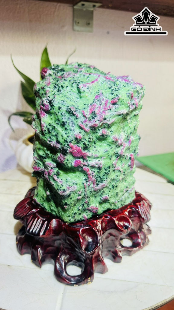 Tác Phẩm Đá Ruby Cao 22 Ngang 15 (cm) 6,2kg