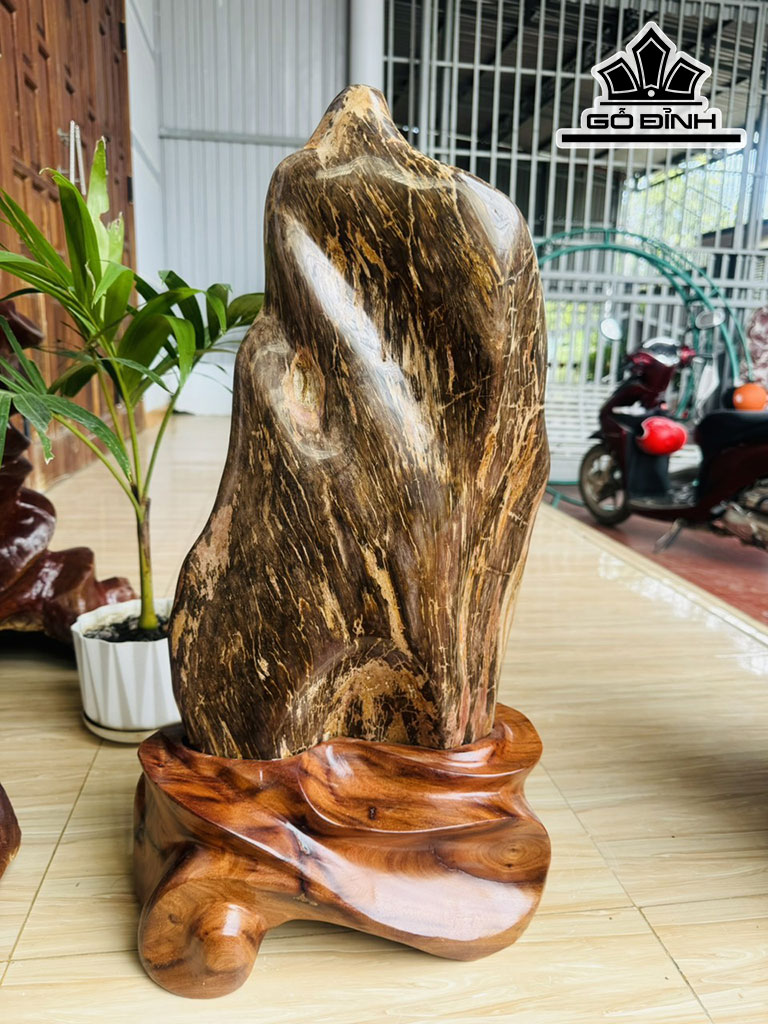 Tác Phẩm Gỗ Hóa Thạch Cao 62 Ngang 27 (cm) 22kg