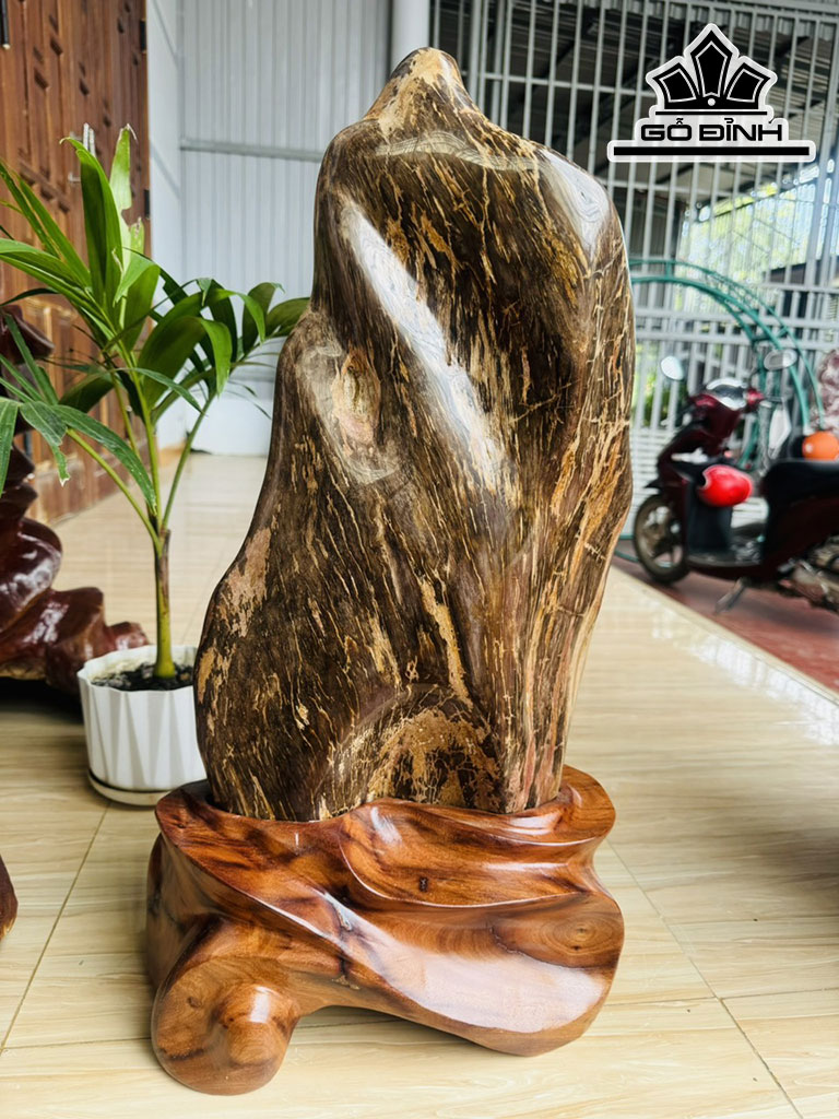 Tác Phẩm Gỗ Hóa Thạch Cao 62 Ngang 27 (cm) 22kg