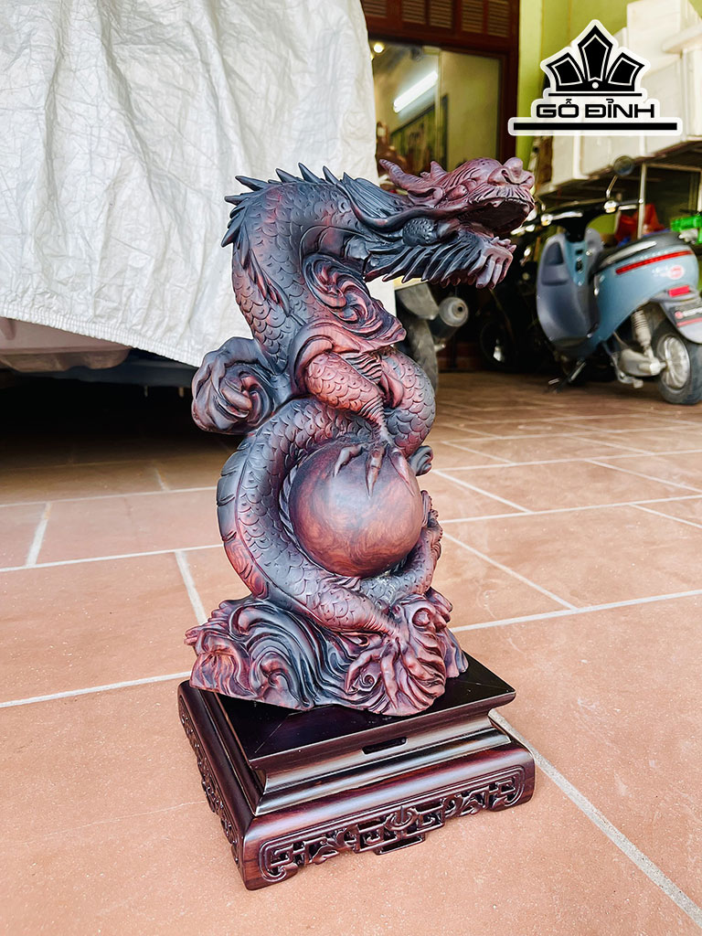 Tượng Nhất Long Quấn Ngọc Gỗ Trắc Cao 33 Ngang 23 Sâu 14 (cm)