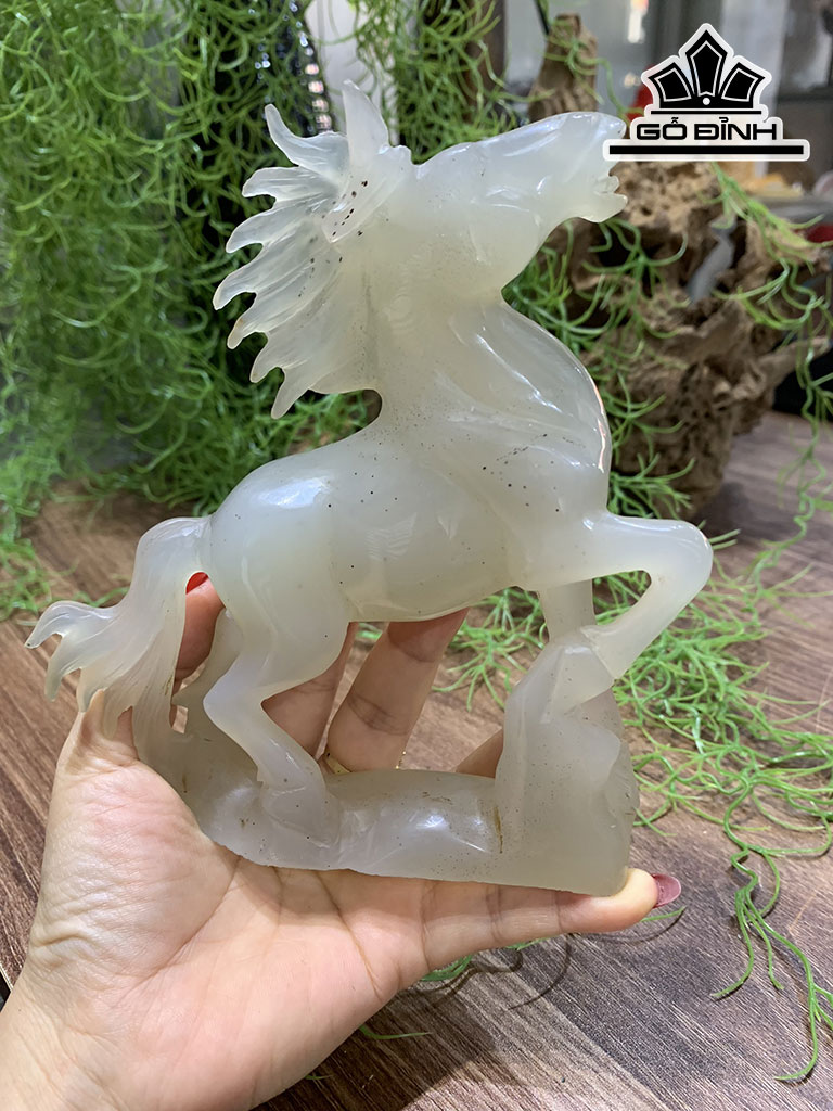 Tác Phẩm Nhất Mã Phi Thiên Đá Mã Não Cao 15 Ngang 13 Sâu 3 (cm)