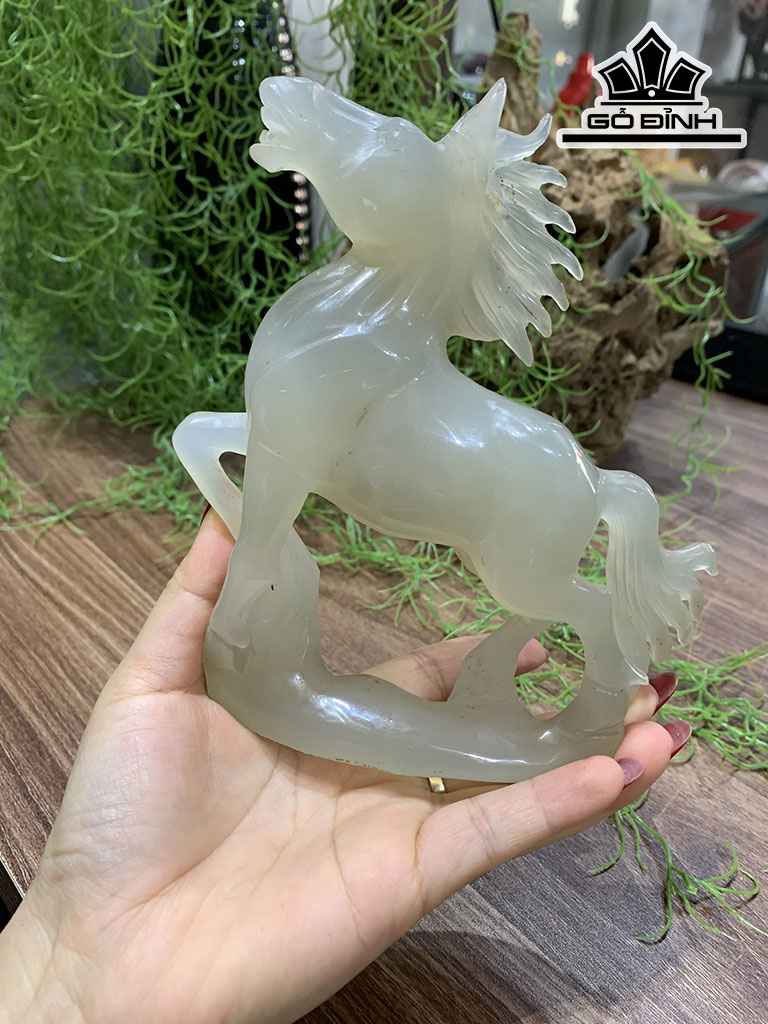 Tác Phẩm Nhất Mã Phi Thiên Đá Mã Não Cao 15 Ngang 13 Sâu 3 (cm)