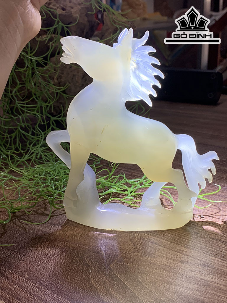 Tác Phẩm Nhất Mã Phi Thiên Đá Mã Não Cao 15 Ngang 13 Sâu 3 (cm)