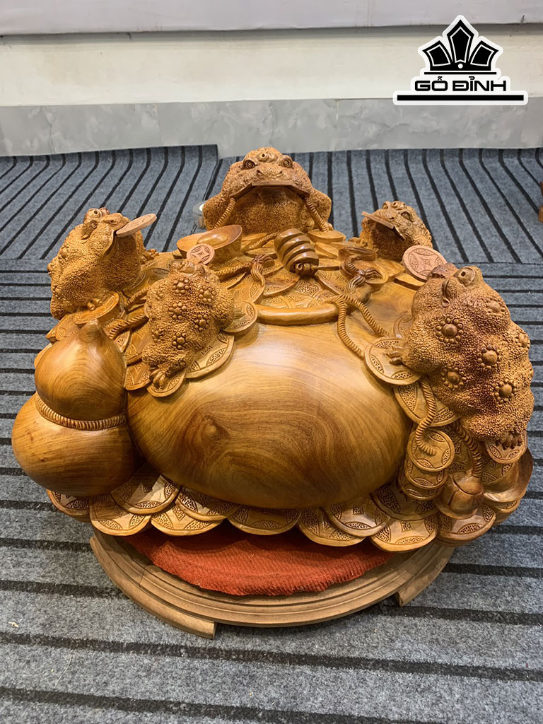 Tượng Ngũ Cóc Trấn Chum Tiền Gỗ Hương Cao 35 Ngang 66 Sâu 52 (cm)