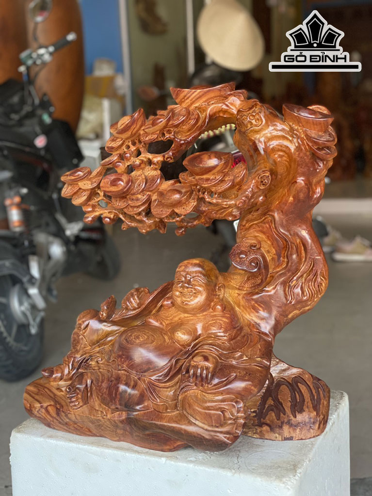 Tượng Phật Di Lặc Ngồi Gốc Tùng Gỗ Hương Cao 57 Ngang 52 Sâu 23 (cm)