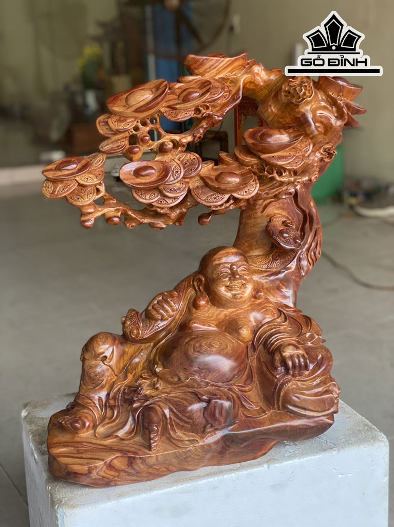 Tượng Phật Di Lặc Ngồi Gốc Tùng Gỗ Hương Cao 57 Ngang 52 Sâu 23 (cm)