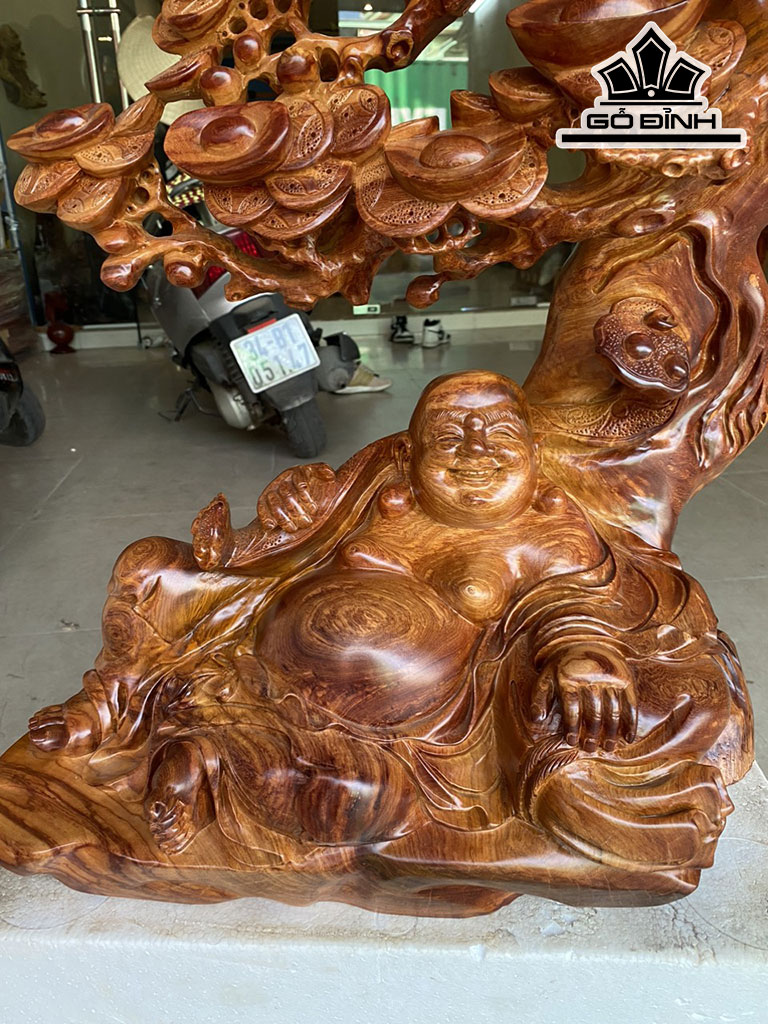 Tượng Phật Di Lặc Ngồi Gốc Tùng Gỗ Hương Cao 57 Ngang 52 Sâu 23 (cm)