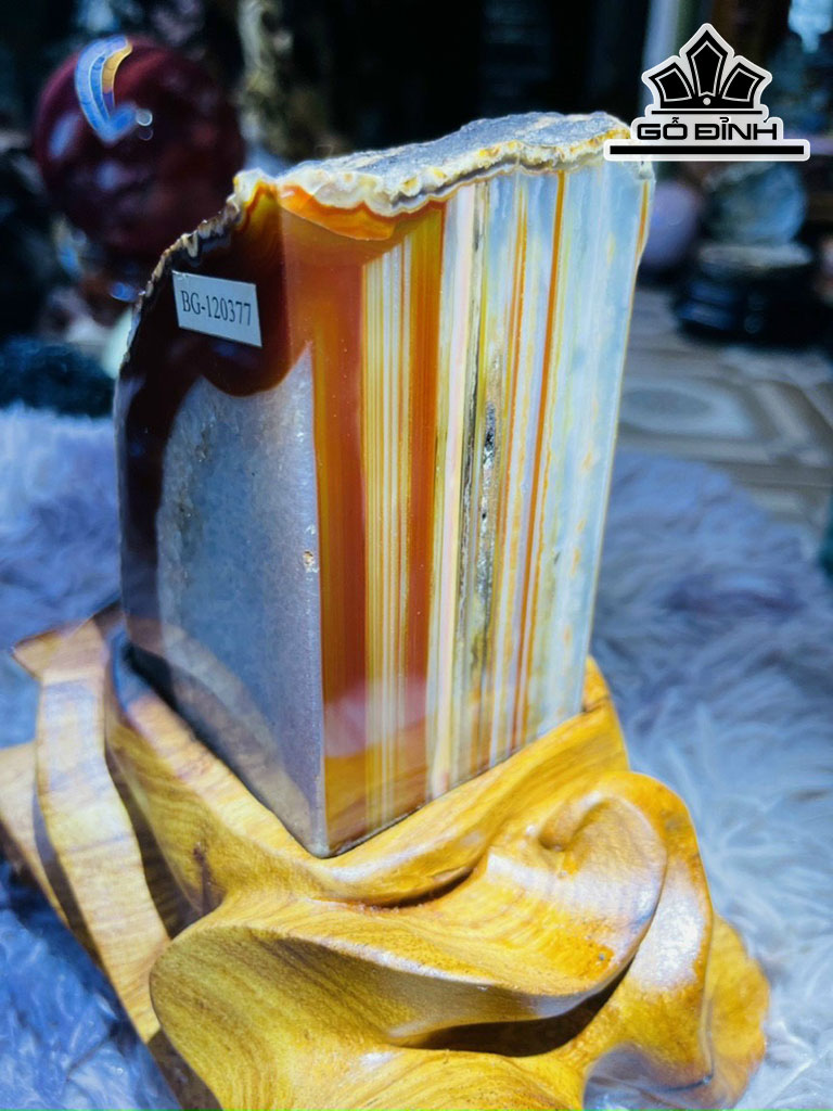 Tác Phẩm Đá Mã Não Cao 19 (cm) 2,35kg