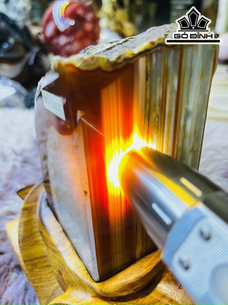 Tác Phẩm Đá Mã Não Cao 19 (cm) 2,35kg