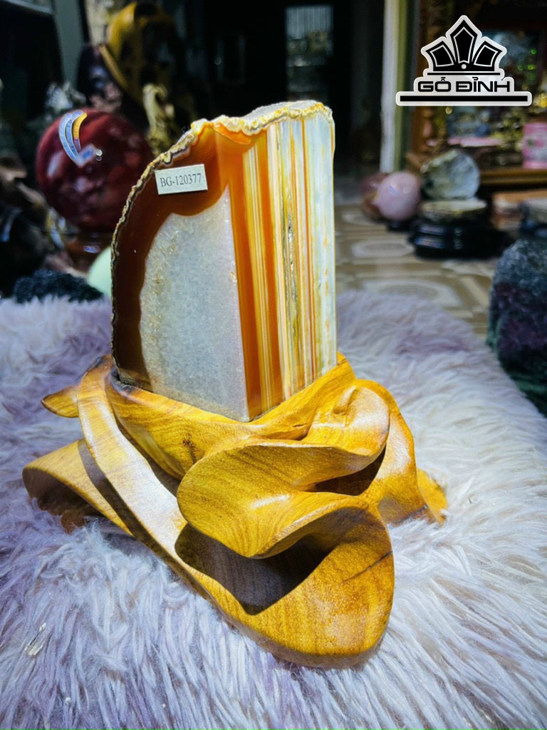 Tác Phẩm Đá Mã Não Cao 19 (cm) 2,35kg