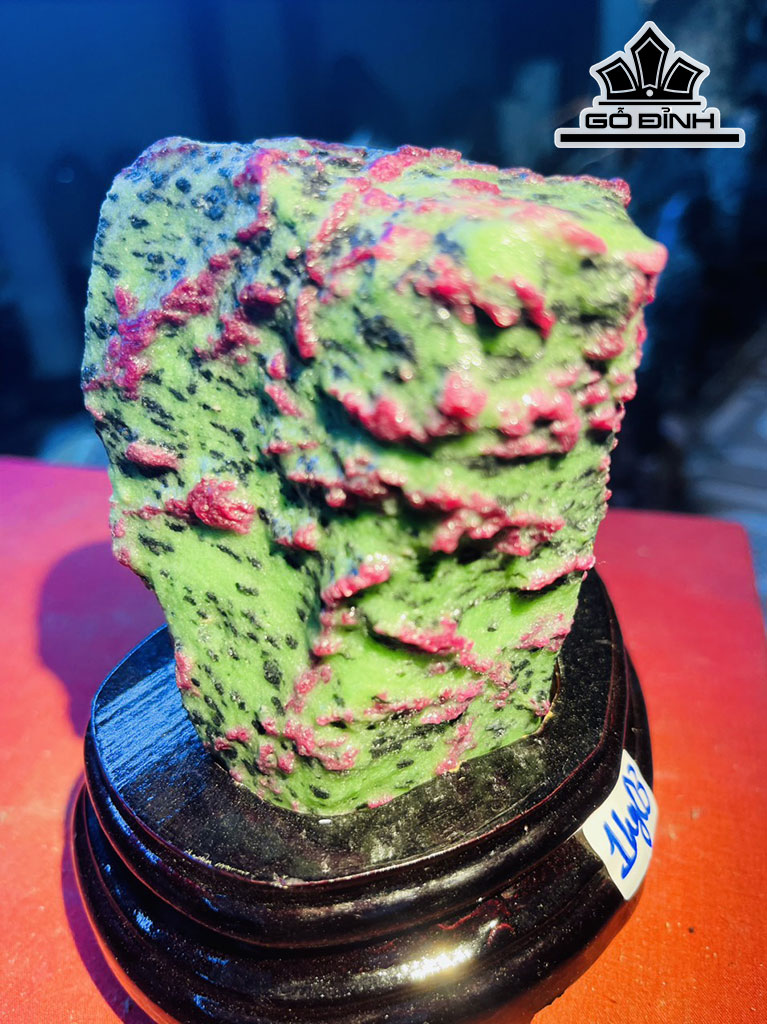 Tác Phẩm Đá Ruby Cao 13 (cm) 1,03kg