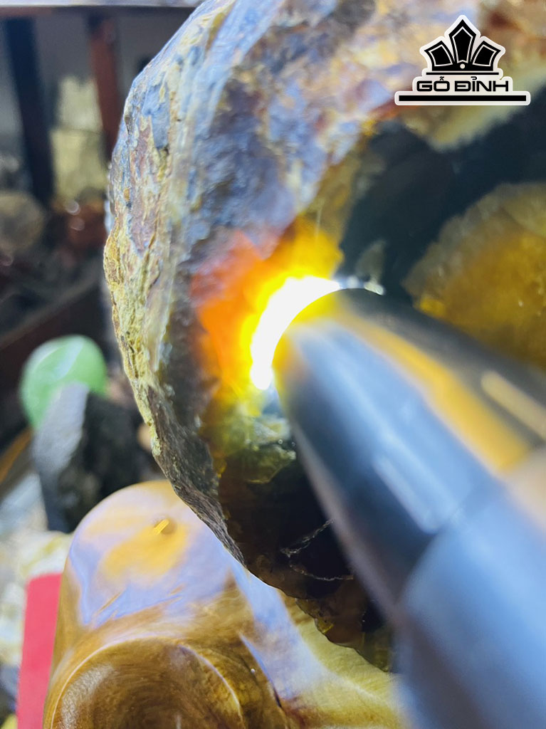 Tác Phẩm Gỗ Hóa Ngọc Cao 28 (cm) 7kg