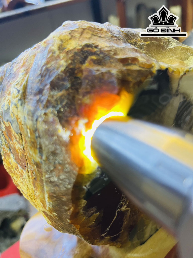 Tác Phẩm Gỗ Hóa Ngọc Cao 28 (cm) 7kg