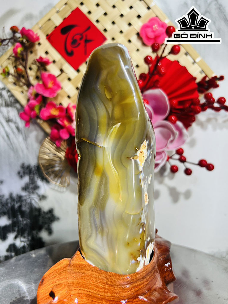 Tác Phẩm Đá Mã Não Cao 24 Ngang 14 (cm) 1,8kg