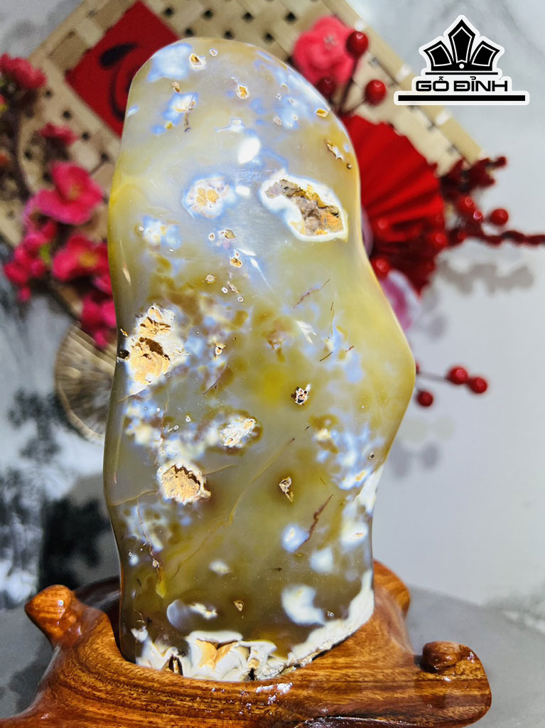 Tác Phẩm Đá Mã Não Cao 24 Ngang 14 (cm) 1,8kg