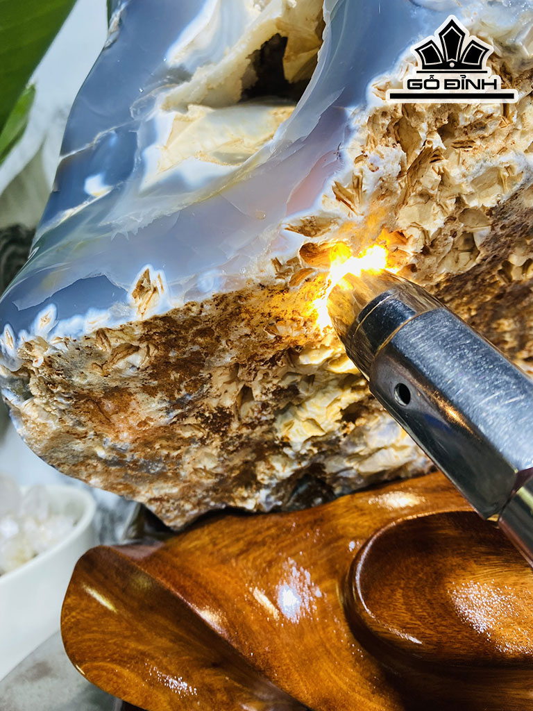 Tác Phẩm Đá Mã Não Cao 31 Ngang 23 (cm) 9,3kg