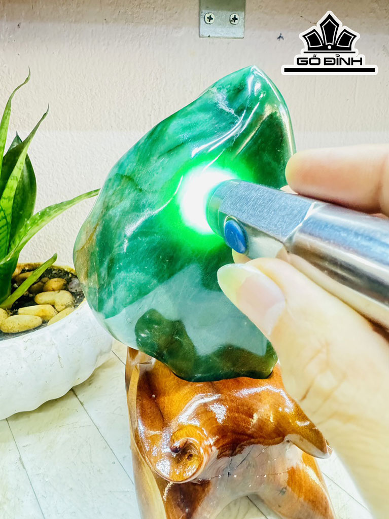 Tác Phẩm Đá Thạch Anh Xanh Cao 25 Ngang 12 (cm) 3,6kg