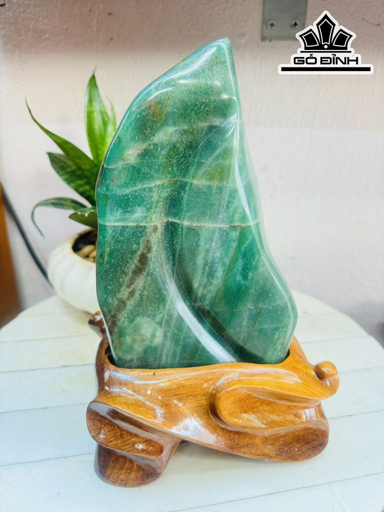 Tác Phẩm Đá Thạch Anh Xanh Cao 28 Ngang 13 (cm) 3,7kg