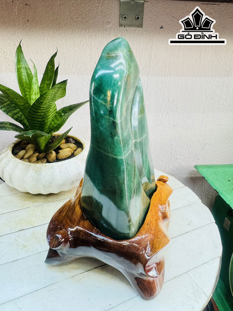 Tác Phẩm Đá Thạch Anh Xanh Cao 28 Ngang 13 (cm) 3,7kg