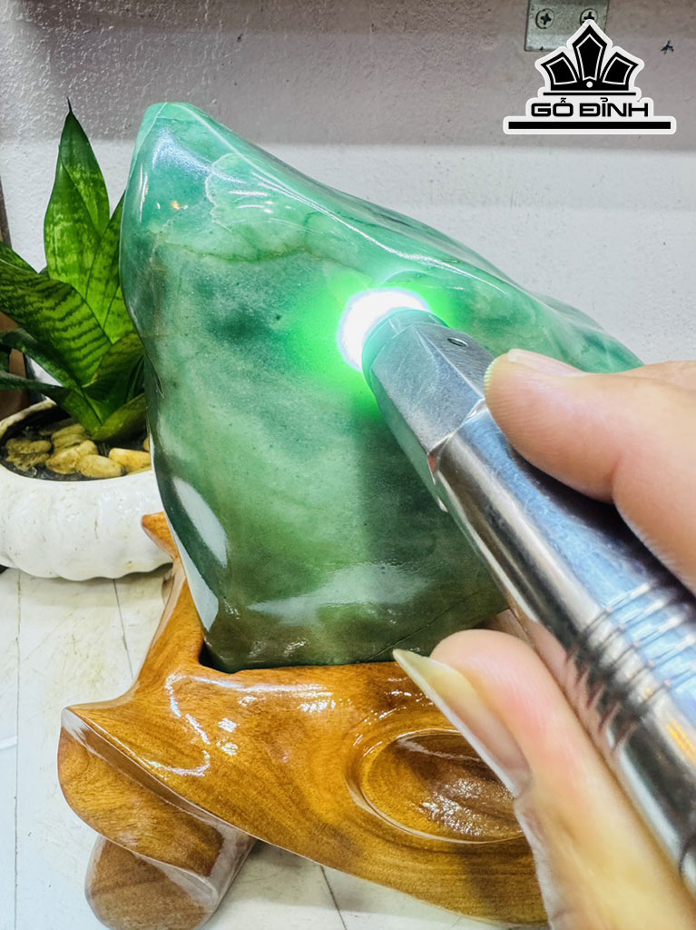 Tác Phẩm Đá Thạch Anh Xanh Cao 27 Ngang 20 (cm) 7kg