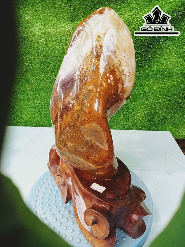 Tác Phẩm Đá Mã Não Cao 32 Ngang 13 (cm) 4,5kg