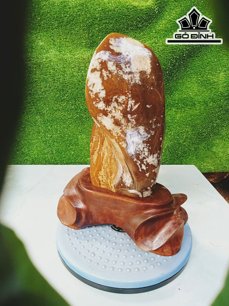 Tác Phẩm Đá Mã Não Cao 32 Ngang 13 (cm) 4,5kg