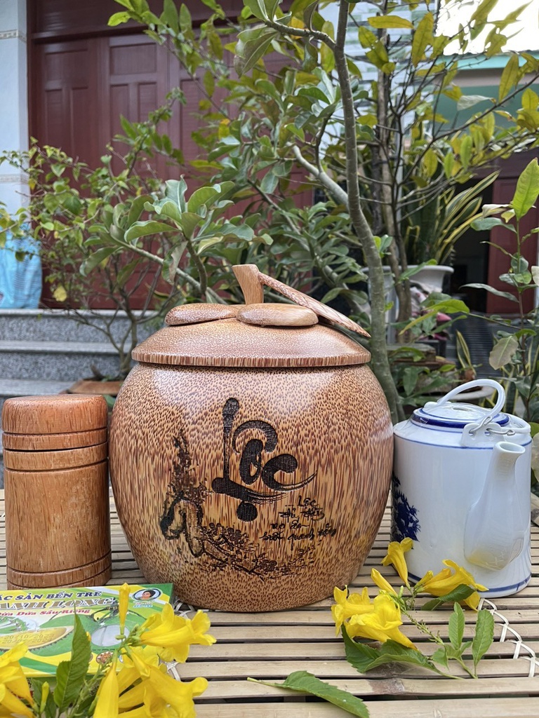 vo-binh-giu-nhiet-nap-mang-cut-khac-chu-loc-go-dua-loai-25-lit-421532